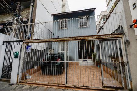 Casa à venda com 225m², 4 quartos e 2 vagas Casa à venda com 225m², 4 quartos e 2 vagasFachada