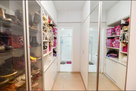 Casa à venda com 225m², 4 quartos e 2 vagas Casa à venda com 225m², 4 quartos e 2 vagasCloset da Suíte