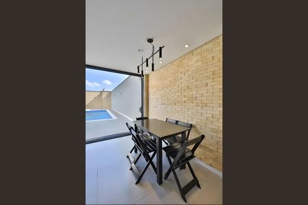 Casa à venda com 245m², 4 quartos e 4 vagas Casa à venda com 245m², 4 quartos e 4 vagasVaranda