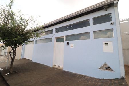 Casa para alugar com 230m², 3 quartos e 3 vagasFachada