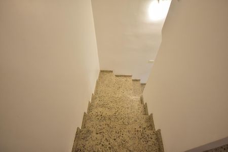 Casa de condomínio à venda com 200m², 4 quartos e 2 vagasEscada