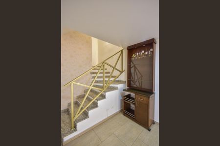 Casa de condomínio à venda com 200m², 4 quartos e 2 vagasEscada