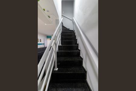 Casa de condomínio para alugar com 80m², 2 quartos e 1 vaga Casa de condomínio para alugar com 80m², 2 quartos e 1 vagaEscada