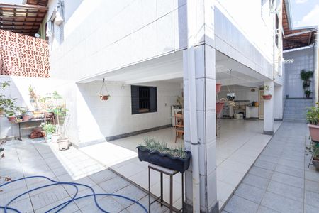 Casa à venda com 290m², 3 quartos e 3 vagas Casa à venda com 290m², 3 quartos e 3 vagasQuintal