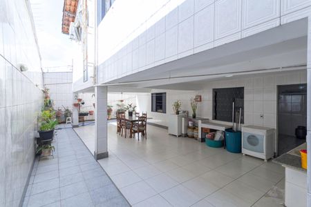 Casa à venda com 290m², 3 quartos e 3 vagas Casa à venda com 290m², 3 quartos e 3 vagasQuintal
