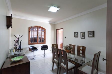 Casa à venda com 290m², 3 quartos e 3 vagas Casa à venda com 290m², 3 quartos e 3 vagasCopa