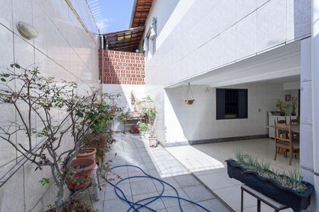 Casa à venda com 290m², 3 quartos e 3 vagas Casa à venda com 290m², 3 quartos e 3 vagasQuintal