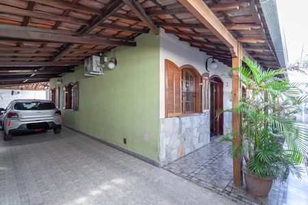 Casa à venda com 290m², 3 quartos e 3 vagas Casa à venda com 290m², 3 quartos e 3 vagasFachada