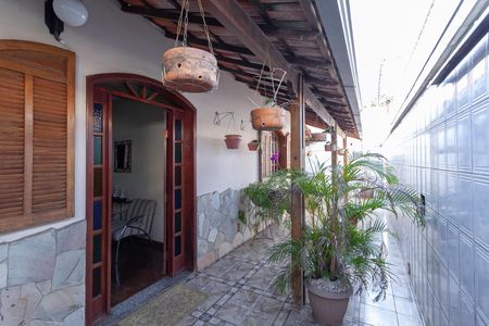 Casa à venda com 290m², 3 quartos e 3 vagas Casa à venda com 290m², 3 quartos e 3 vagasVaranda