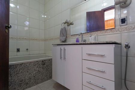 Casa à venda com 290m², 3 quartos e 3 vagas Casa à venda com 290m², 3 quartos e 3 vagasBanheiro da suíte