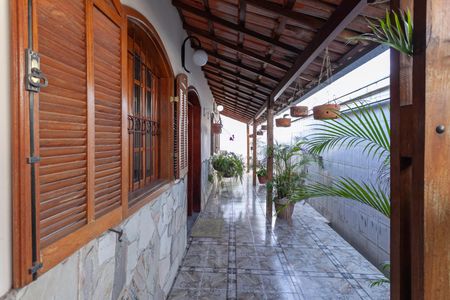 Casa à venda com 290m², 3 quartos e 3 vagas Casa à venda com 290m², 3 quartos e 3 vagasVaranda