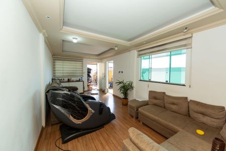 Sala de casa à venda com 3 quartos, 140m² em Califórnia, Belo Horizonte