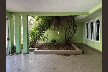 Casa à venda com 272m², 4 quartos e 5 vagas Casa à venda com 272m², 4 quartos e 5 vagasQuintal