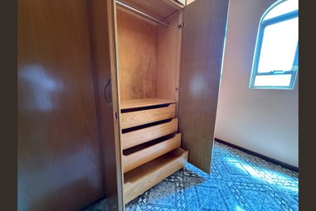 Casa à venda com 272m², 4 quartos e 5 vagas Casa à venda com 272m², 4 quartos e 5 vagasQuarto