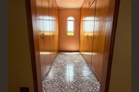 Casa à venda com 272m², 4 quartos e 5 vagas Casa à venda com 272m², 4 quartos e 5 vagasCorredor