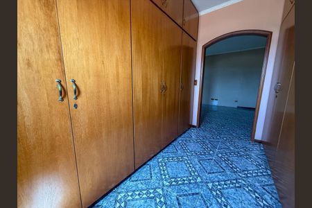 Casa à venda com 272m², 4 quartos e 5 vagas Casa à venda com 272m², 4 quartos e 5 vagasCorredor