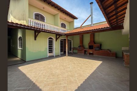 Casa à venda com 272m², 4 quartos e 5 vagas Casa à venda com 272m², 4 quartos e 5 vagasQuintal