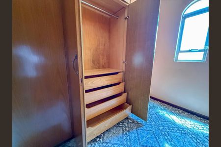 Casa à venda com 272m², 4 quartos e 5 vagas Casa à venda com 272m², 4 quartos e 5 vagasQuarto