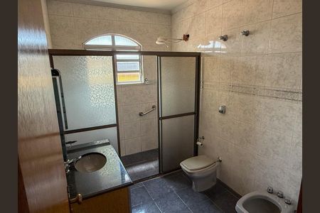 Casa à venda com 272m², 4 quartos e 5 vagas Casa à venda com 272m², 4 quartos e 5 vagasBanheiro