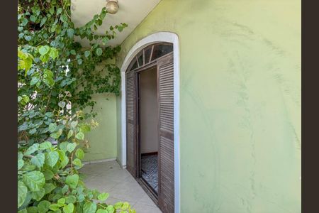 Casa à venda com 272m², 4 quartos e 5 vagas Casa à venda com 272m², 4 quartos e 5 vagasQuintal