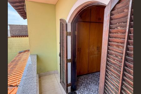 Casa à venda com 272m², 4 quartos e 5 vagas Casa à venda com 272m², 4 quartos e 5 vagasVaranda