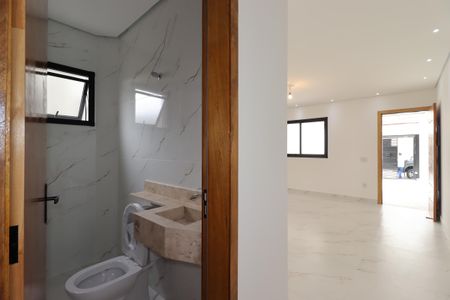 Casa à venda com 200m², 4 quartos e 4 vagasCorredor piso inferior
