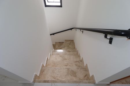 Casa à venda com 200m², 4 quartos e 4 vagasEscada