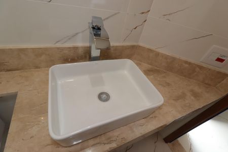 Casa à venda com 200m², 4 quartos e 4 vagasBanheiro da Suíte 2 - Pia