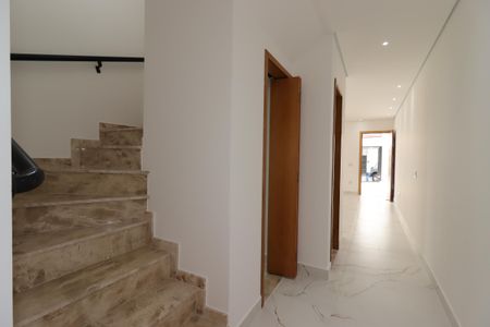 Casa à venda com 200m², 4 quartos e 4 vagasCorredor piso inferior