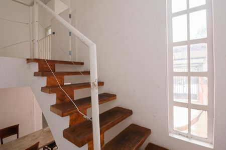 Casa à venda com 350m², 4 quartos e 3 vagas Casa à venda com 350m², 4 quartos e 3 vagasEscada