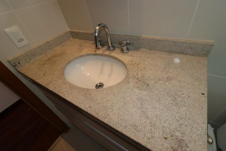 Apartamento à venda com 124m², 3 quartos e 3 vagasBanheiro da suíte 2 - Pia