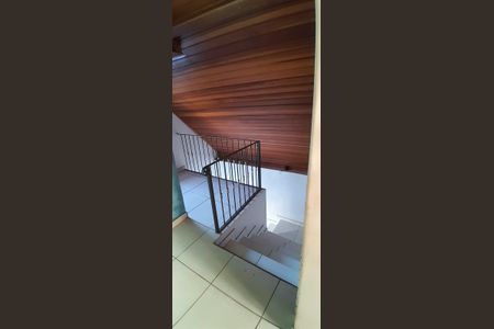 Escada de casa para alugar com 3 quartos, 134m² em Jardim Monte Azul, São Paulo