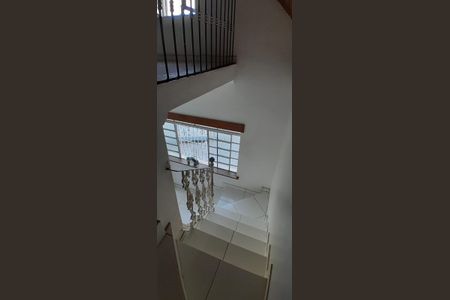 Escada de casa para alugar com 3 quartos, 134m² em Jardim Monte Azul, São Paulo