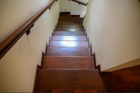 Casa à venda com 125m², 2 quartos e 2 vagasEscada