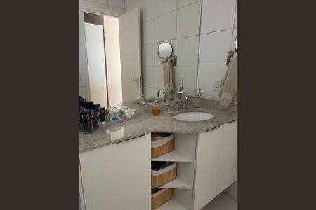 Apartamento à venda com 127m², 3 quartos e 3 vagasBanheiro da Suíte 1