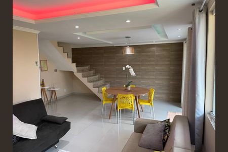 Sala de casa de condomínio à venda com 4 quartos, 120m² em Recreio dos Bandeirantes, Rio de Janeiro