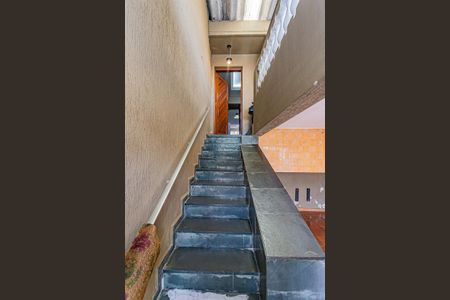 Casa à venda com 75m², 2 quartos e 1 vaga Casa à venda com 75m², 2 quartos e 1 vagaEscada