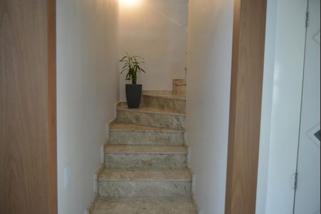 Casa à venda com 120m², 3 quartos e 2 vagasEscada