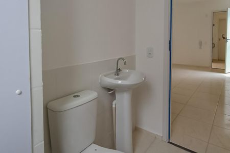 Banheiro de apartamento para alugar com 2 quartos, 42m² em Caiapos, Contagem