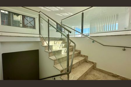Escadas de casa à venda com 4 quartos, 528m² em Mangabeiras, Belo Horizonte