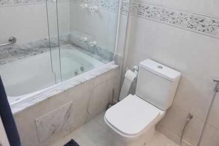 Apartamento à venda com 247m², 4 quartos e 3 vagasBanheiro da Suíte 2