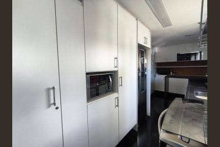 Apartamento à venda com 134m², 3 quartos e 3 vagas Apartamento à venda com 134m², 3 quartos e 3 vagasCozinha