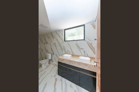 Apartamento para alugar com 240m², 4 quartos e 4 vagas Apartamento para alugar com 240m², 4 quartos e 4 vagasBanheiro da Suíte 2