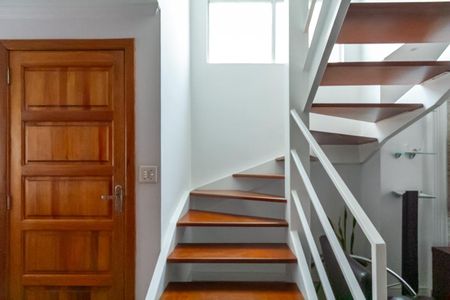 Casa de condomínio à venda com 89m², 3 quartos e 2 vagas Casa de condomínio à venda com 89m², 3 quartos e 2 vagasEscada