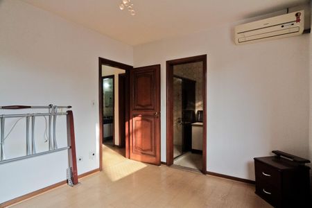 Casa à venda com 350m², 4 quartos e 8 vagas Casa à venda com 350m², 4 quartos e 8 vagasSuíte