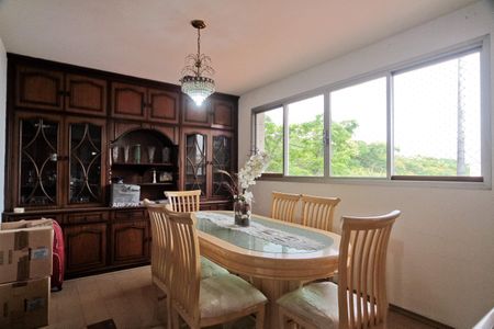 Casa à venda com 350m², 4 quartos e 8 vagas Casa à venda com 350m², 4 quartos e 8 vagasSala de Jantar