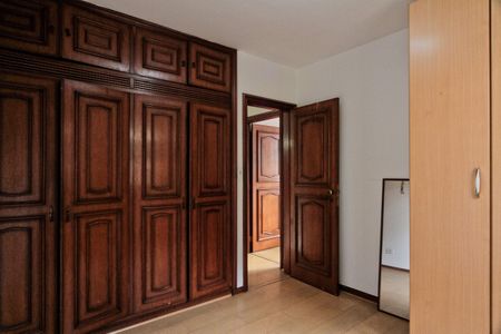 Casa à venda com 350m², 4 quartos e 8 vagas Casa à venda com 350m², 4 quartos e 8 vagasQuarto 1