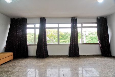 Casa à venda com 350m², 4 quartos e 8 vagas Casa à venda com 350m², 4 quartos e 8 vagasSala