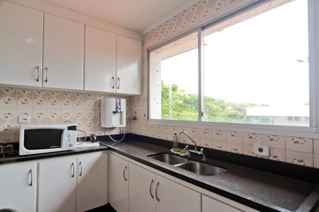 Casa à venda com 350m², 4 quartos e 8 vagas Casa à venda com 350m², 4 quartos e 8 vagasCozinha