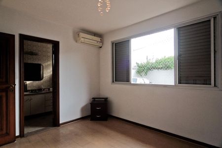 Casa à venda com 350m², 4 quartos e 8 vagas Casa à venda com 350m², 4 quartos e 8 vagasSuíte